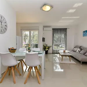 Apartment Denis, Vir