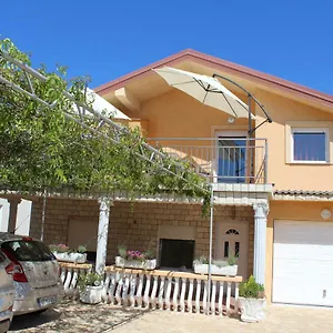 Apartment Novoselic, Vir